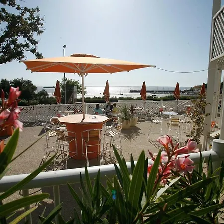 2p4 Sea/pool View Apartment *